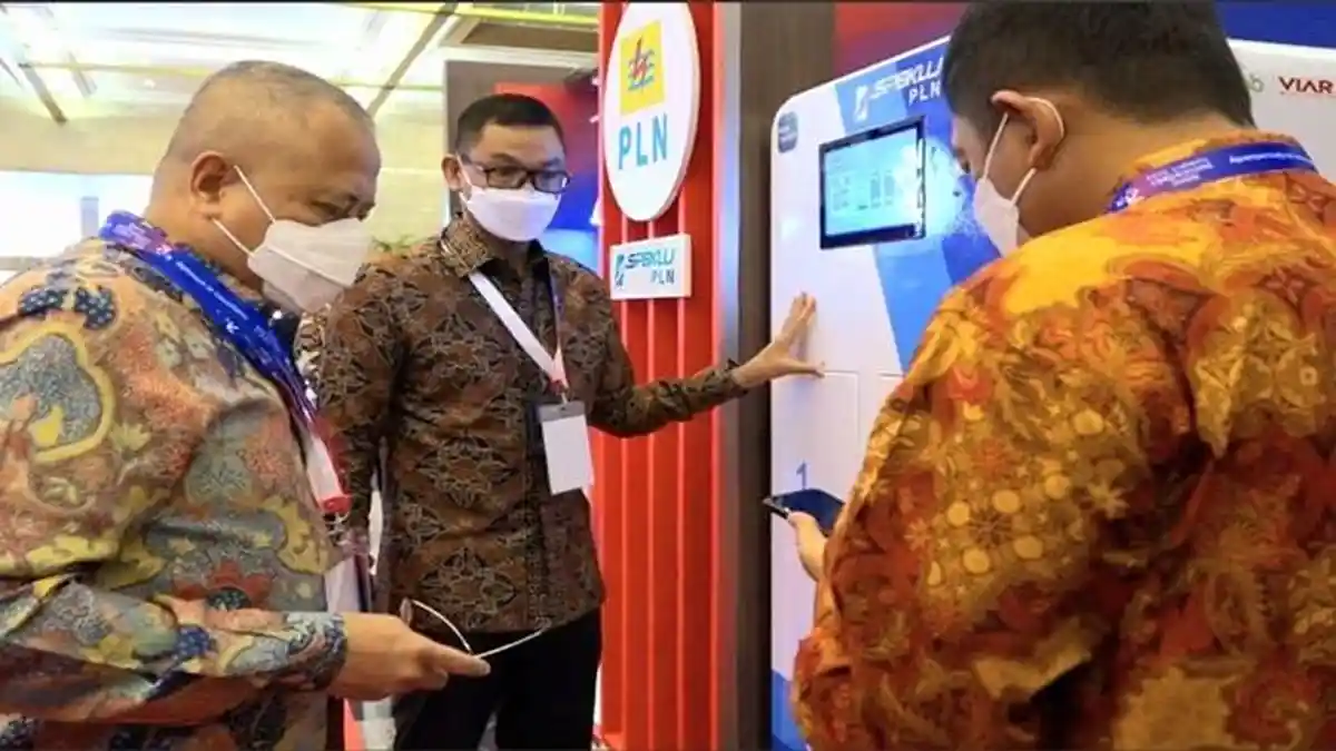 Jokowi Tinjau Kemudahan Tukar Baterai Motor Listrik, Dirut: Pakai PLN Mobile Cukup 1 Menit