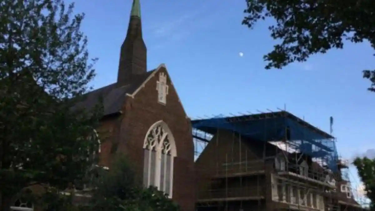 Di Masjid London Ini Ada Lukisan Kaca Yesus