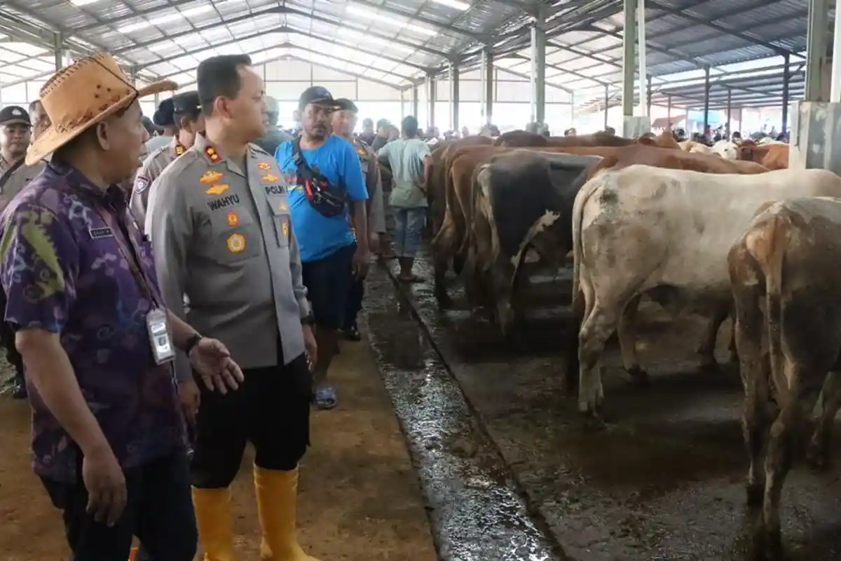 AKBP Wahyu Nugroho Setyawan Pimpin Anggotanya Sidak Pasar Hewan Jelang Iduladha