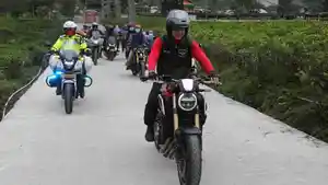 ganjar-yang-menempuh-perjalanan-panjang-semarang-karanganyar-dengan-menggunakan-sepeda-motor.jpg