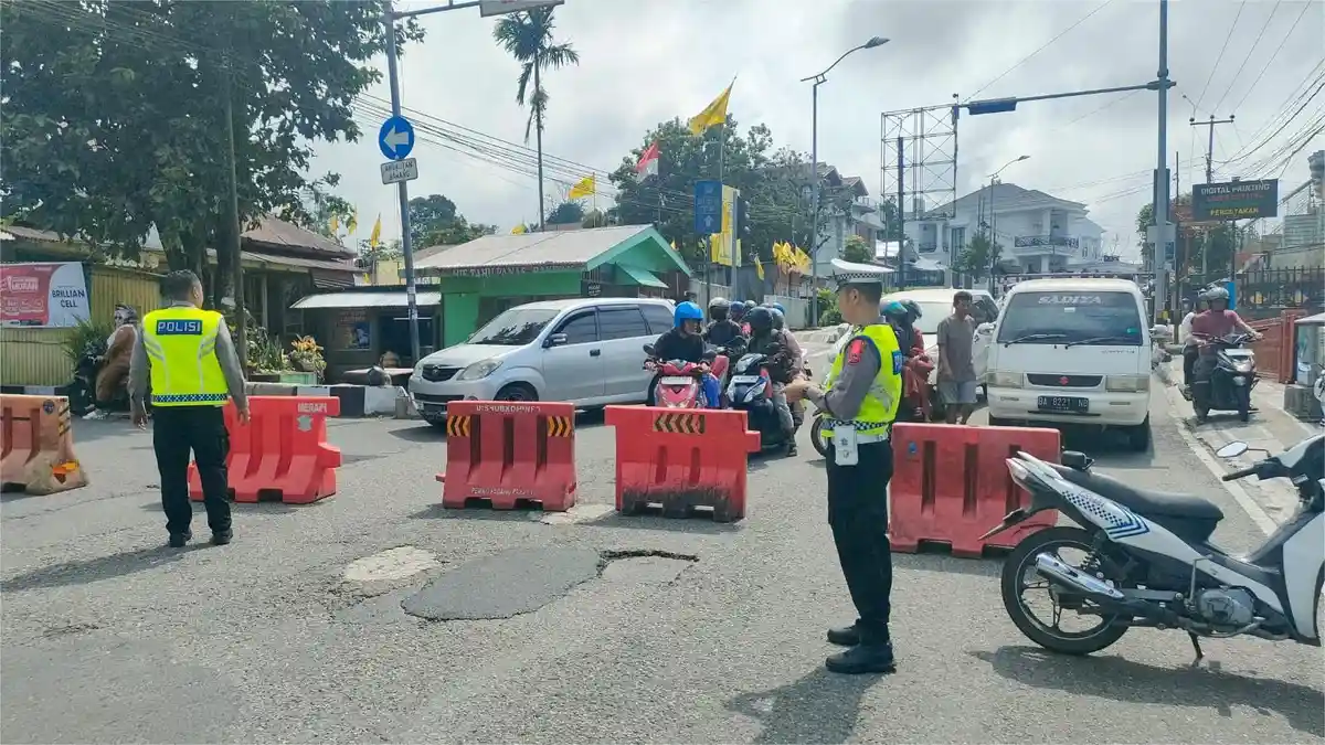 Uji Coba One Way Padang Panjang-Padang Dimulai, Kendaraan Mengular Sampai Terminal Bukit Surungan