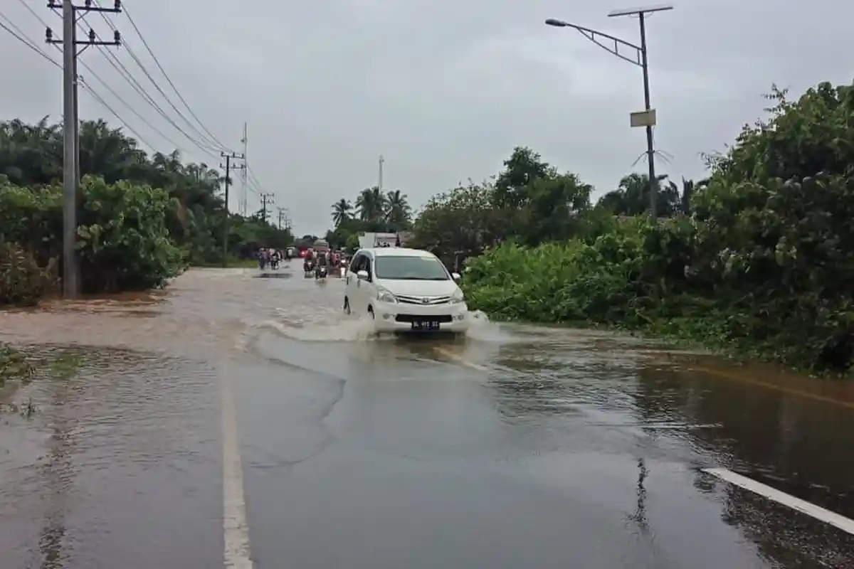 Tadi Malam Pengendara Terjebak Banjir di Teunom, Aceh Jaya, Air Setinggi Pinggang Orang Dewasa
