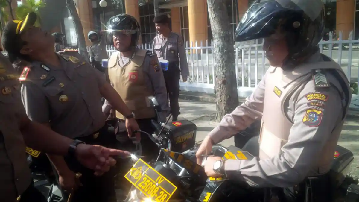 Ranting Pohon Patah Menimpa Sepeda Motor Patroli Polisi