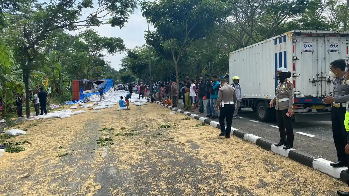 BREAKING NEWS: Diduga Ban Pecah, Truk Fuso Tabrak 3 Motor di JLS Salatiga