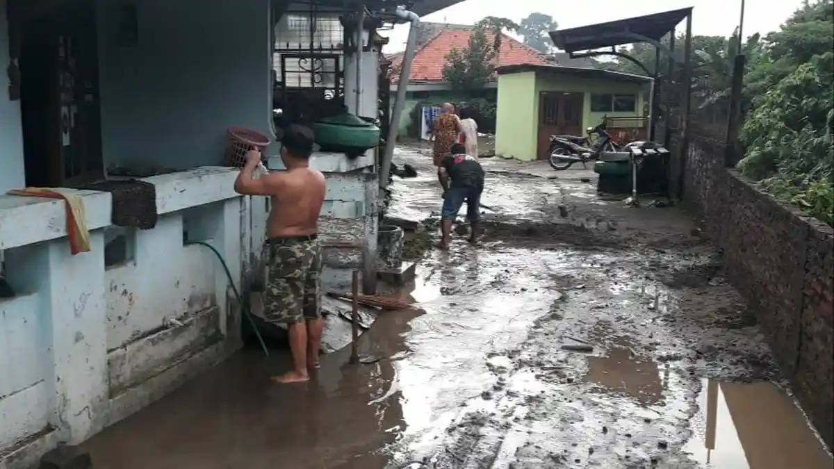BREAKING NEWS: Tanggul Kali Bajak Jomblang Semarang Jebol, 4 Rumah Rusak Parah