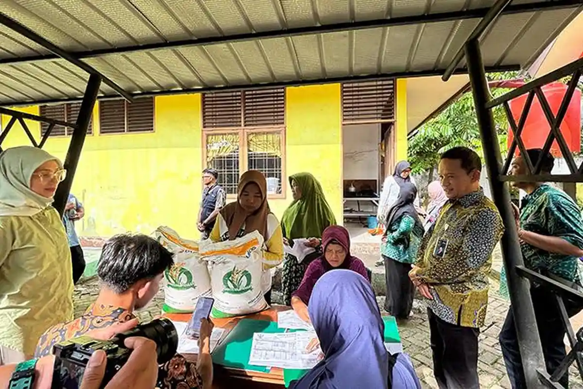 Tim Bapanas dan BULOG Pantau Langsung Penyaluran Bantuan Pangan di Pontianak