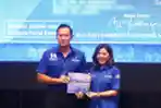 AHY Serahkan KTA Partai Demokrat kepada Anggota Baru