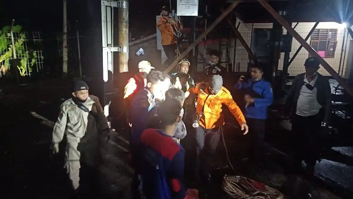 Cinta Ditolak, Pemuda asal Pemalang Panjat Tower 70 Meter Tengah Malam di Mrebet Purbalingga