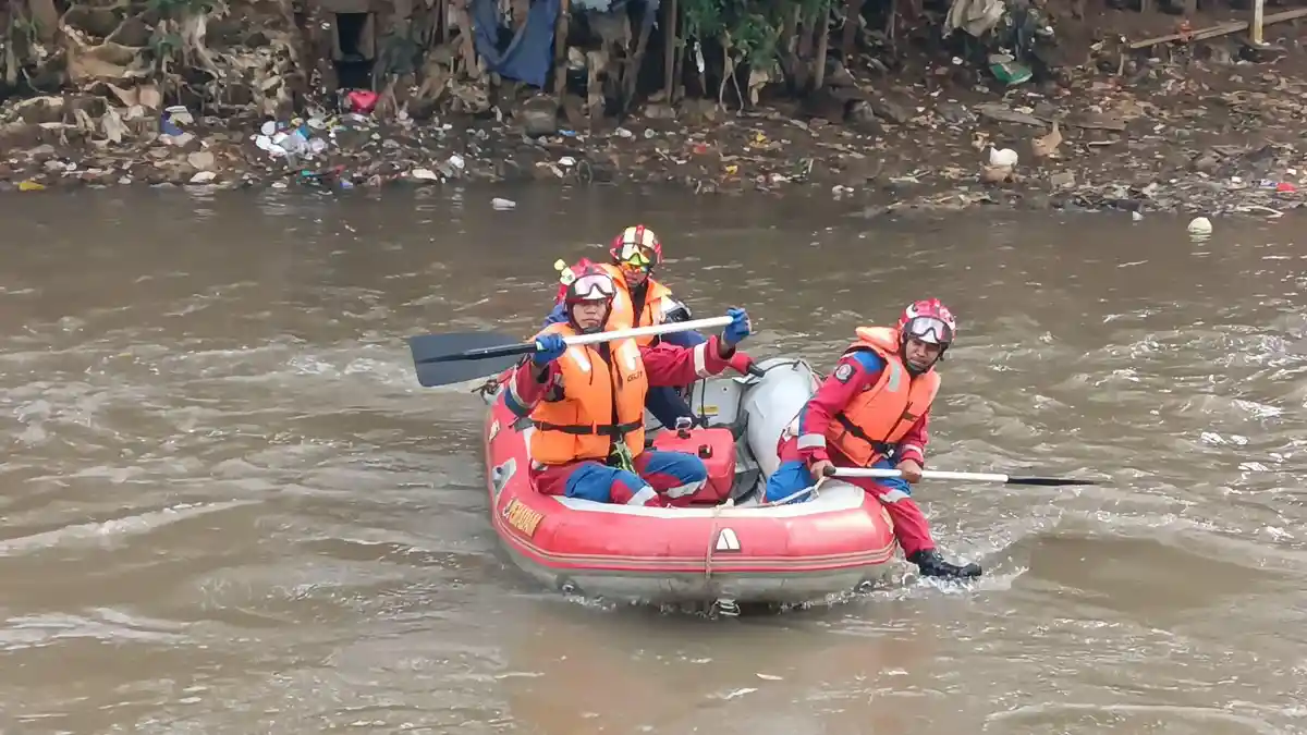 Detik-detik Bocah 3 Tahun di Tebet Terseret Arus Ciliwung, Perahu Terbalik saat Proses Evakuasi
