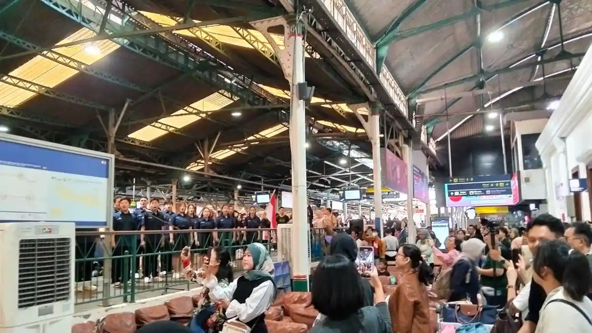 Momen Hari Lahir Pancasila, KAI Daop 6 Hadirkan Paduan Suara UAJY Langsung di Stasiun Yogyakarta