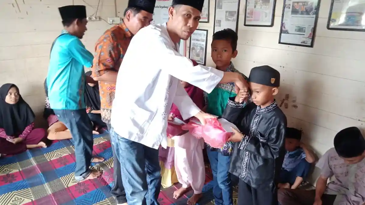 Forum Wartawan Bukit Batu Siak Kecil Salurkan Santunan Anak Yatim