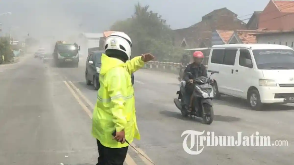 Dampak Pengecoran di Duduksampeyan, Satlantas Polres Gresik Terapkan Contraflow dan Jalur Alternatif