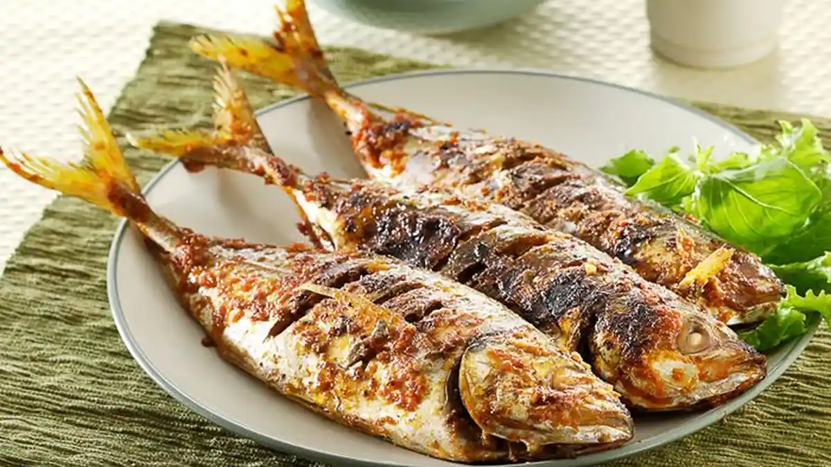 Bungkus dengan Daun Pisang, Tips Membuat Ikan Bakar Seenak Restoran Seafood
