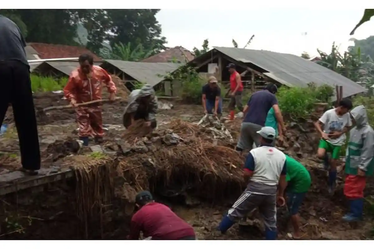 Diguyur Hujan Deras, Tanggul Penampung Kotoran Sapi Jebol, Permukiman Warga Pun Kotor dan Bau
