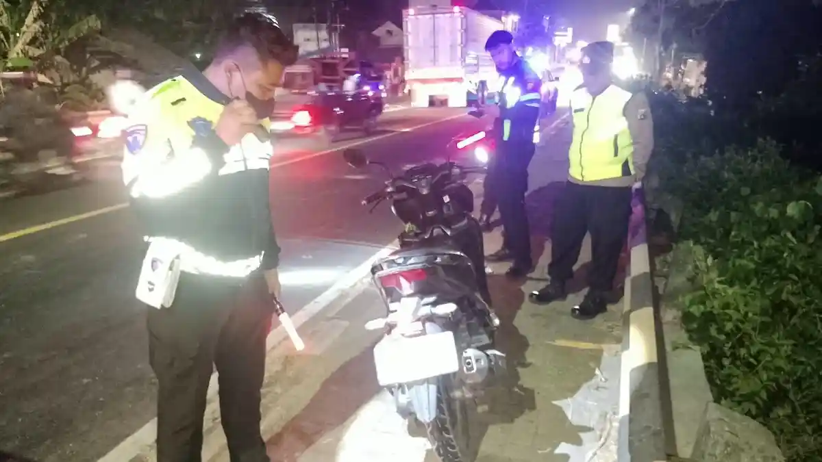 Terjatuh Saat Diduga Mendahului, Pemotor di Jombang Kehilangan Nyawa seusai Ditabrak Mobil