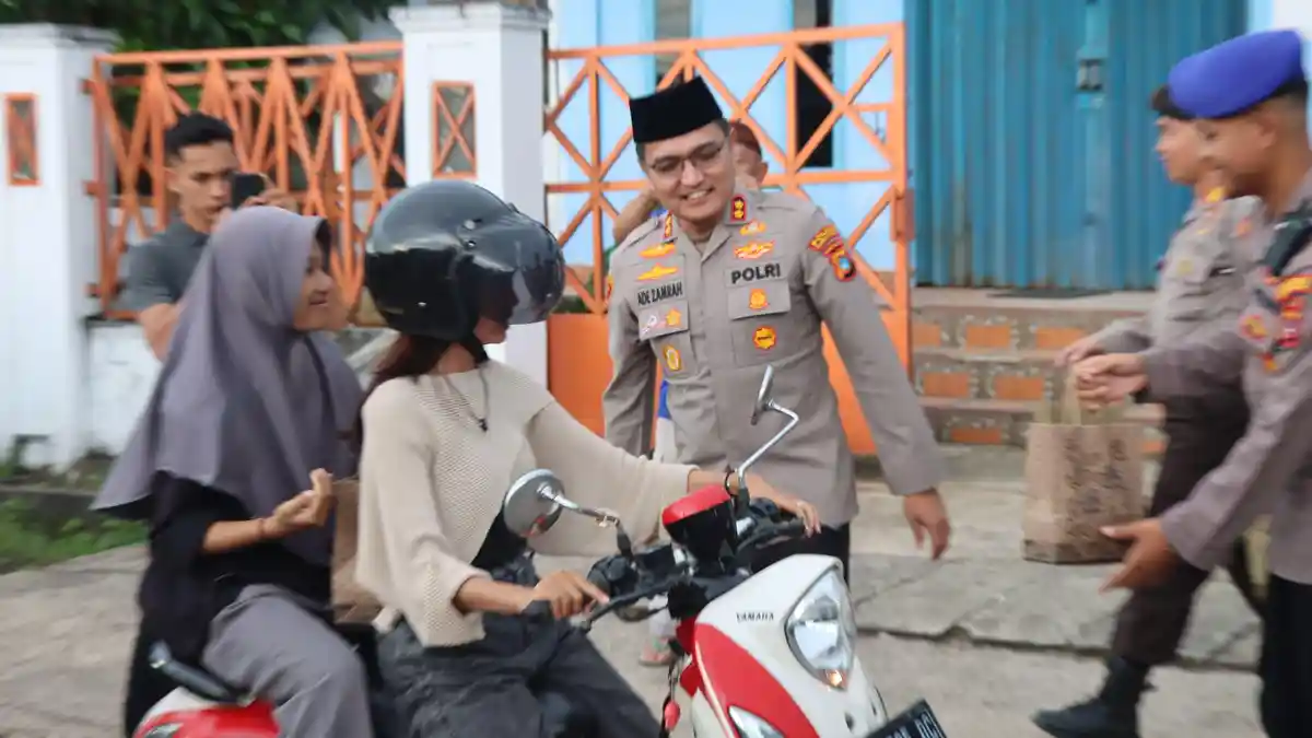 Kapolres Bangka Barat Ajak Media Massa Bagikan Takjil
