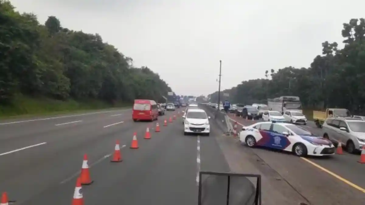 Libur Panjang, Jalan Tol Japek Arah Cikampek Padat, Jasa Marga Terapkan Contraflow