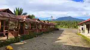 Fasilitas-gazebo-dan-warung-di-rest-area-perbatasan-Bolmong-Minsel-yang-rusak.jpg