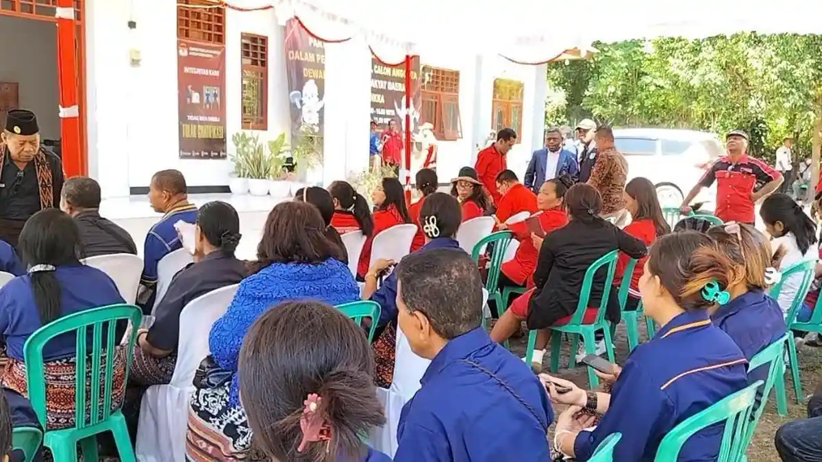 Pengurus NasDem dan PDIP Sikka Berpapasan di KPU Sikka, PDI-P Target 10 Kursi, NasDem 6 Kursi