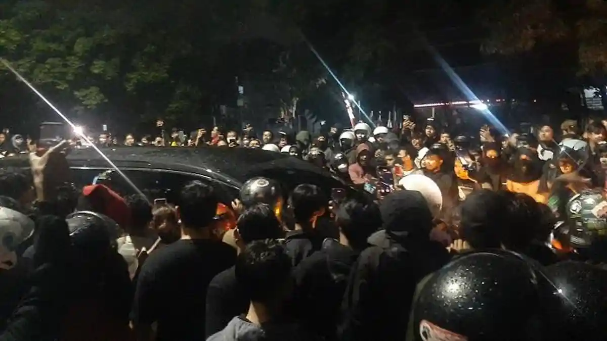 Sri Sultan Hamengku Buwono X Datang ke Mapolda DIY, Disambut Nyanyian Buruh Tani oleh Ribuan Massa