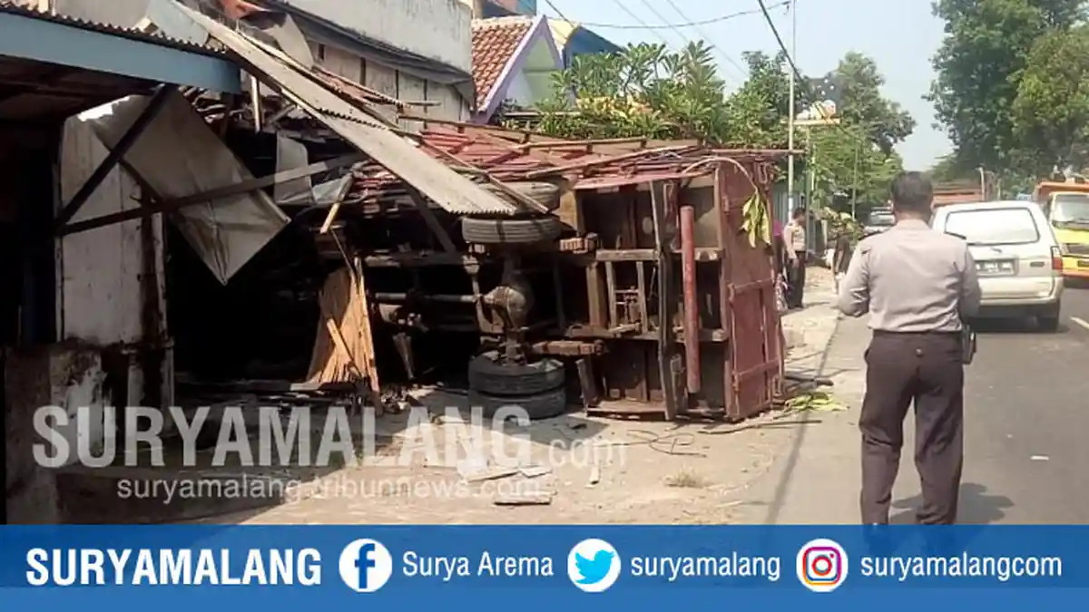 Truk Terguling Usai Tabrak Rumah Kosong di Jombang