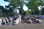 Jemaah-Sholat-Idul-Adha-1445-Hijriah-di-Halaman-Depan-Kodim-1309-Manado.jpg