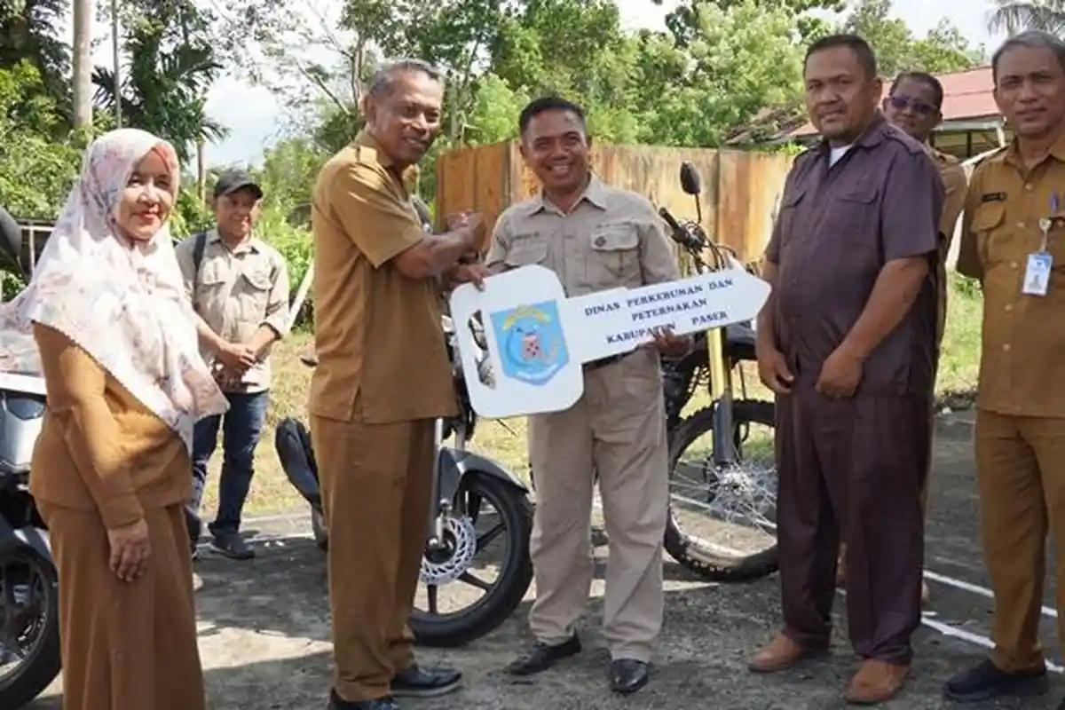 Tingkatkan Layanan Masyarakat, Pemkab Paser Serahkan Puluhan Unit Motor kepada Petugas Puskeswan