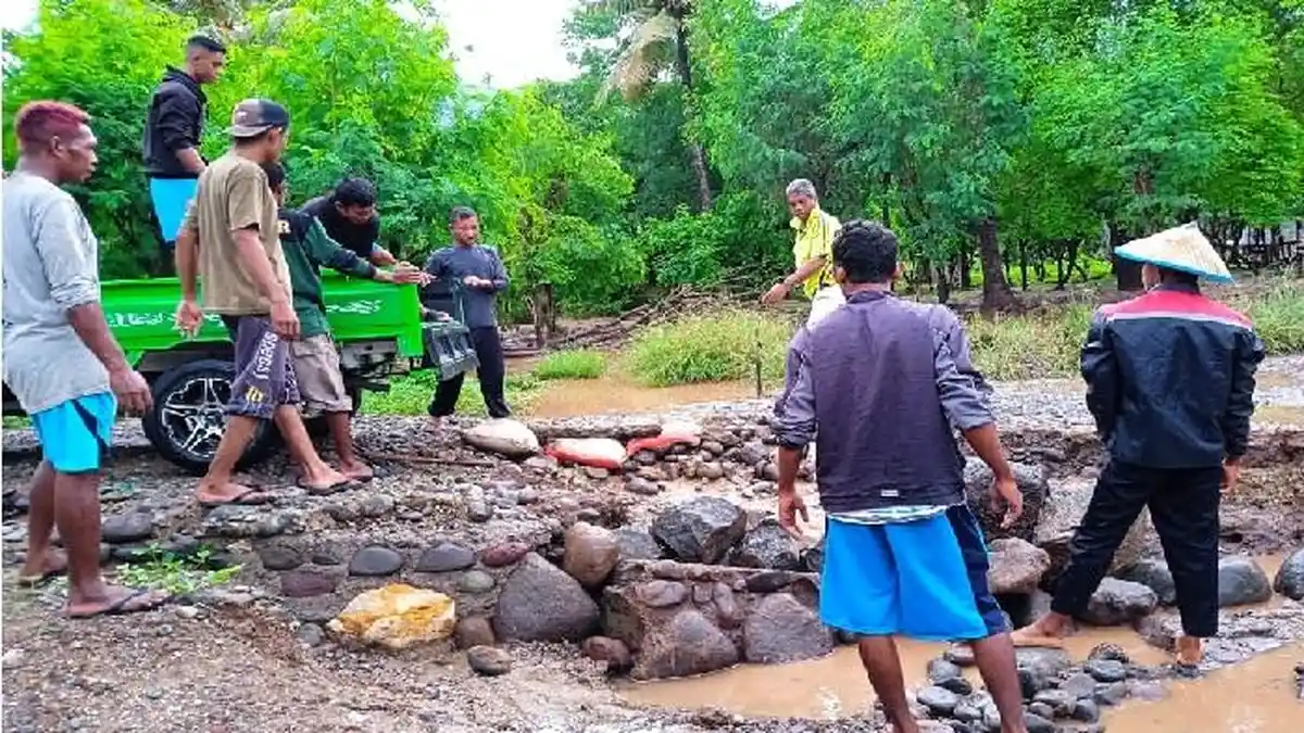 Tak Kunjung Diperbaiki, Warga Tanjung Darat Sikka Perbaiki Jalan Secara Swadaya