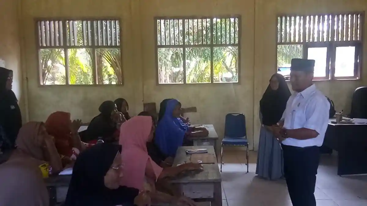 Kadis Pendidikan Aceh Singkil 'Turun Gunung' Mengajar Lansia Buta Huruf