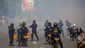 polisi-gunakan-gas-air-mata-saat-bentrokan-di-rempang.jpg
