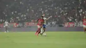 Salah-satu-momen-dalam-laga-Bali-United-vs-Persib-Bandung.jpg
