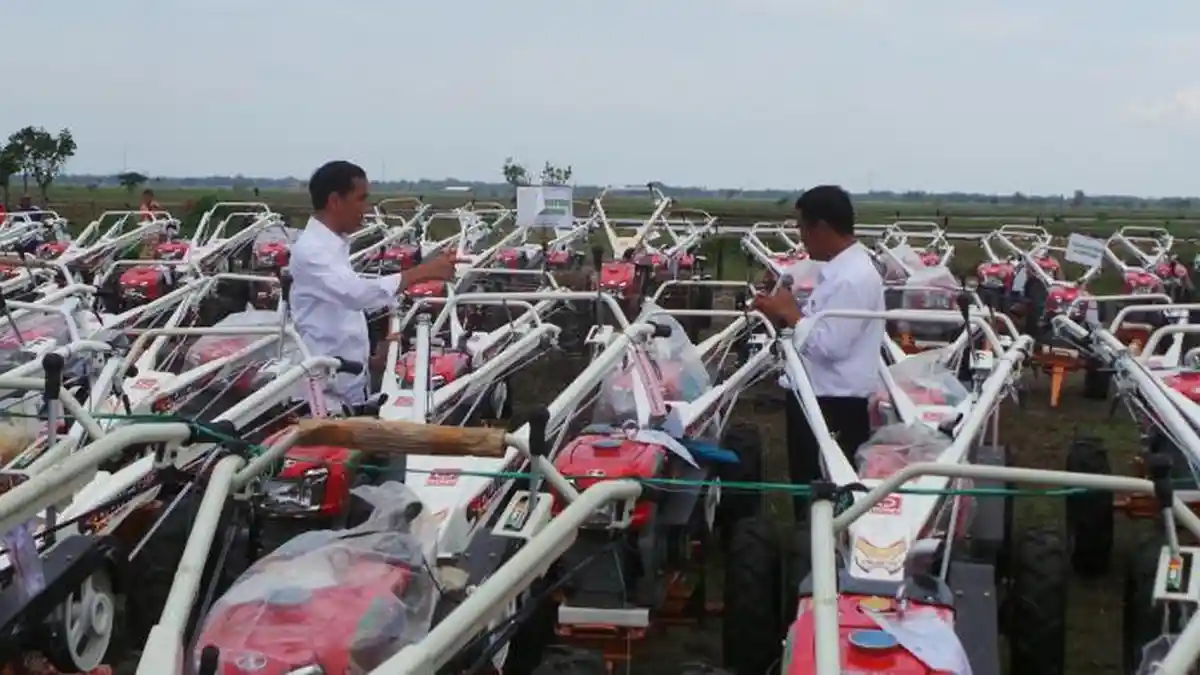 Presiden Jokowi Serahkan 1.099 Unit Traktor kepada Petani di Subang