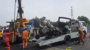 20240408-Penampakan-bangkai-kendaraan-yang-terbakar-setelah-terlibat-kecelakaan-di-Tol-Japek.jpg