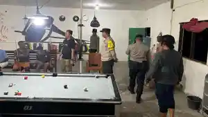 Kapolsek-Maulafa-AKP-Fery-Nur-Alamsyah-bersama-para-anggota-memberikan.jpg