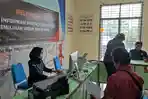 Petugas-Help-Desk-KPUD-Karo-membantu-calon-anggota-PPS-menginput-berkas.jpg
