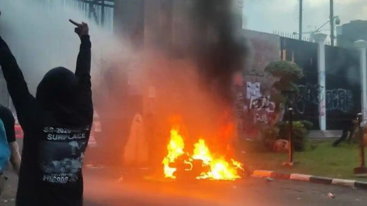 Api Berkobar Semakin Besar Saat Motor Polisi Dibakar, Demo Tolak UU TNI di Depan DPR Memanas
