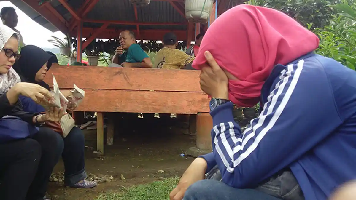 Belum Temukan Adiknya di Air Terjun Dua Warna, Halimah Terus Menangis
