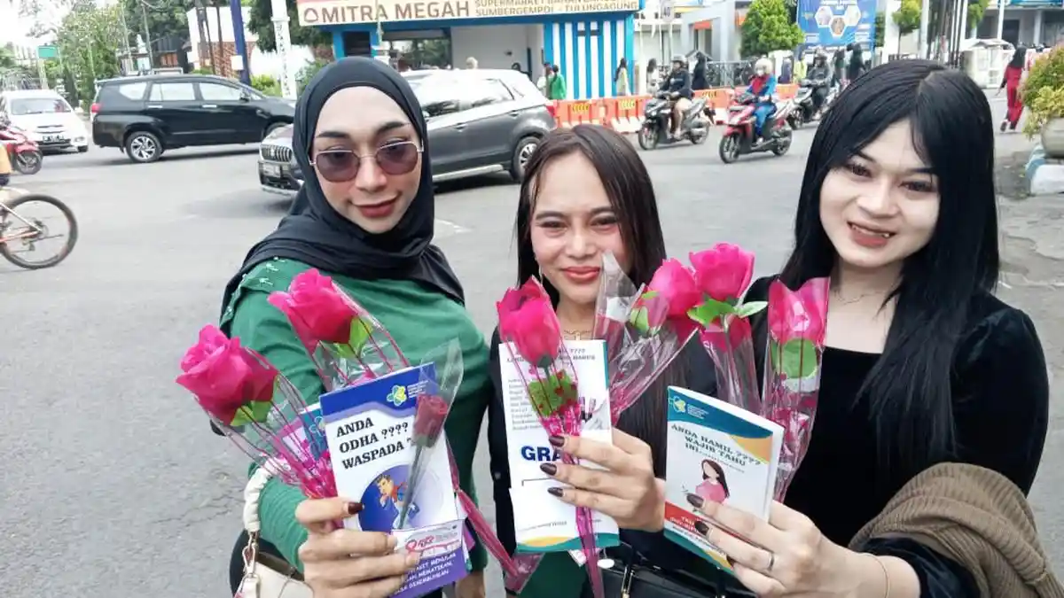 Peringati Hari AIDS Sedunia, Pegiat HIV/AIDS Tulungagung Bagikan Bunga dan Leaflet di Simpang TT  