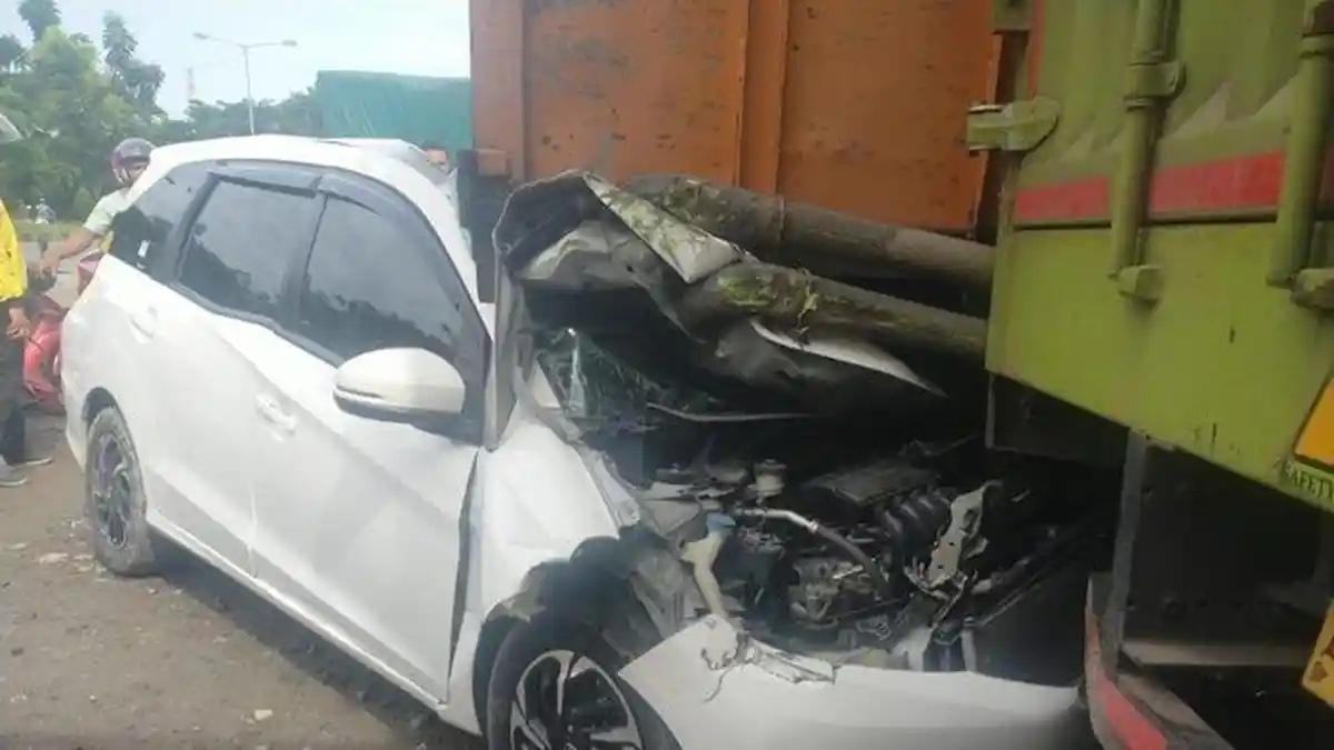 Kecelakaan di Jalan Bypass Padang, Honda Mobilio Tabrak Truk Dari Belakang, Begini Kondisi Supir