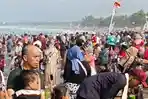 Long Weekend Libur Wafat Isa Al-Masih, Pantai Pangandaran Dipadati Puluhan Ribu Wisatawan
