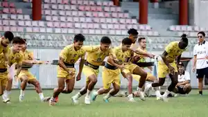 DEBUT-Pemain-Madura-United-menjalani-latihan-tim-di-Stadion-Gelora-Ban.jpg