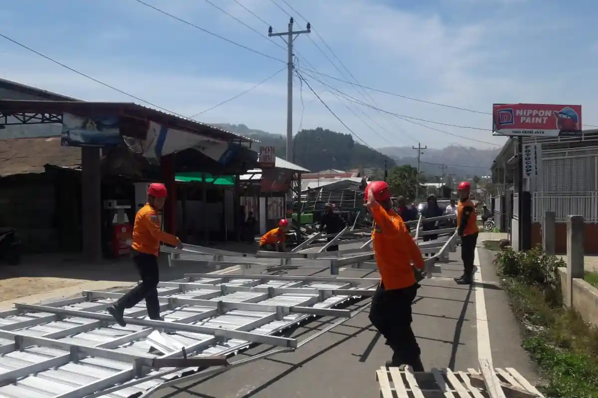 Angin Kencang Terjang 300 Lebih Rumah di Tegal, 32 Rusak Berat