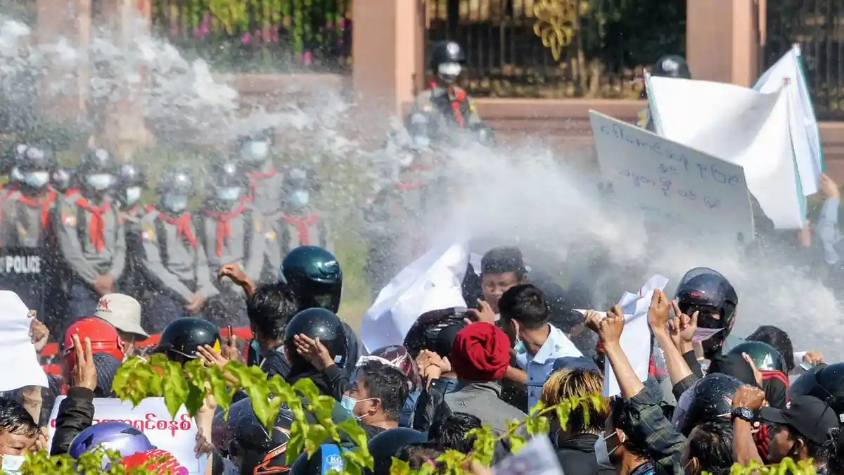 Redam Aksi Unjuk Rasa Militer Myanmar Berlakukan Jam Malam, Warga Myanmar: Kami Tak Takut