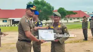 Anggota-Satpol-PP-Lingga-Erwansyah-terima-penghargaan-dedikasi.jpg