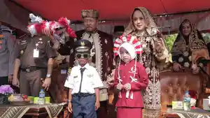 Bupati-Agam-dan-Ketua-TP-PKK-Hadiri-Pawai-Alegoris-dengan-Busana-Adat-Koto-Gadang.jpg
