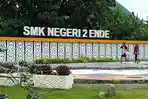 HALAMAN-SMKN-2-ENDE-Para-pelajar-SMK-Negeri-2-saat-menerima-makan-bergizi-gratis.jpg