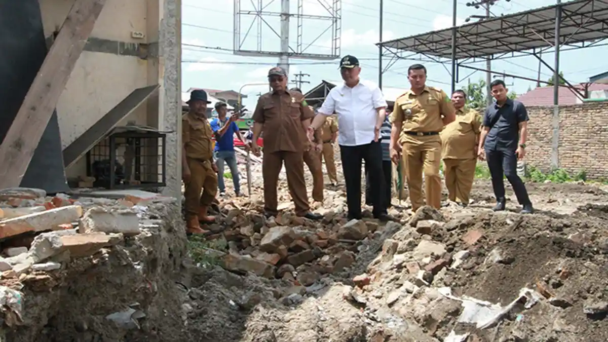 Dzulmi Eldin Tinjau Pengerjaan Jalan Alternatif Pasar Induk Lau Cih - wali-kota-medan-drs-h-t-dzulmi-eldin-s-msi_20180403_141722.jpg