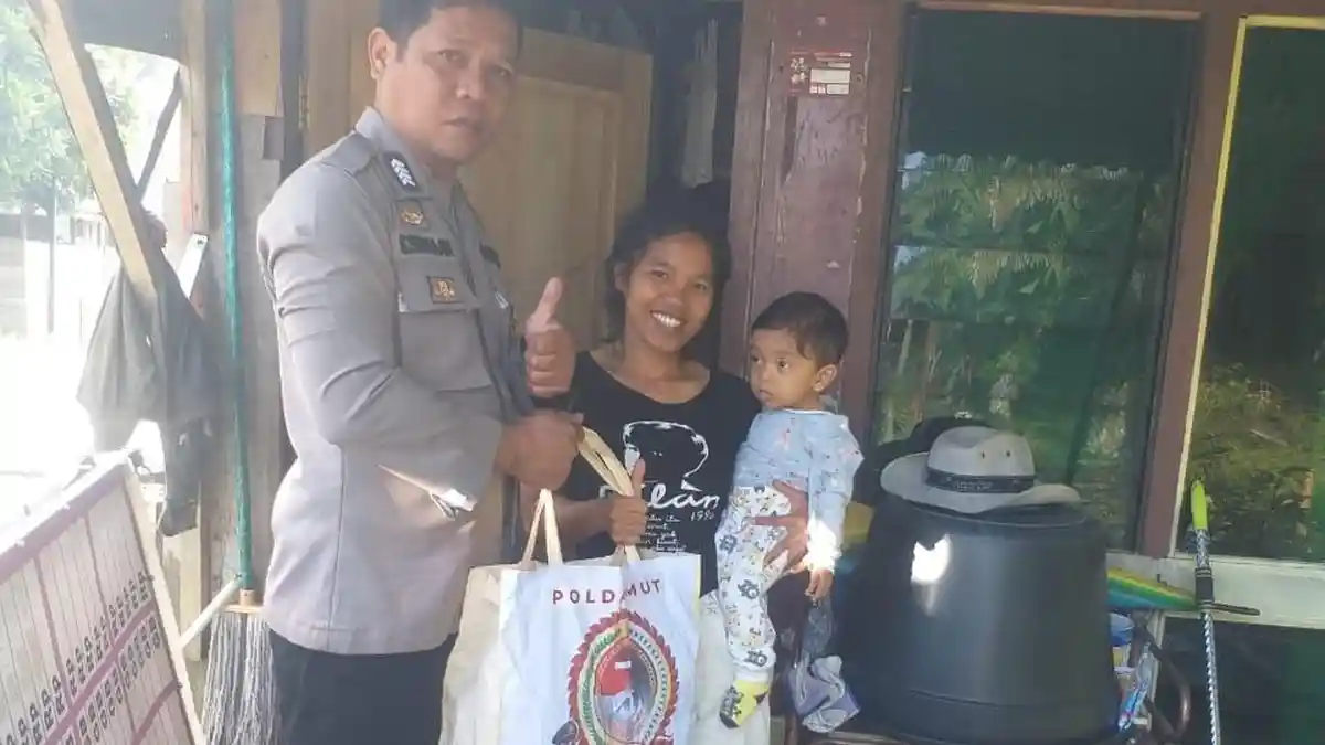 Peduli Warga Kurang Mampu Bhabinkamtibmas Polres Simalungun Beri Pemulung Sembako