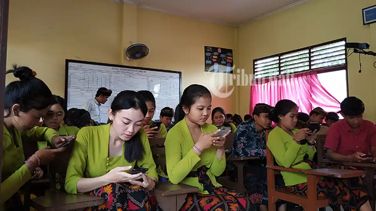 Siswa Kerjakan Soal Pakai HP, SMK Pariwisata Dalung Terapkan Ujian Berbasis Android