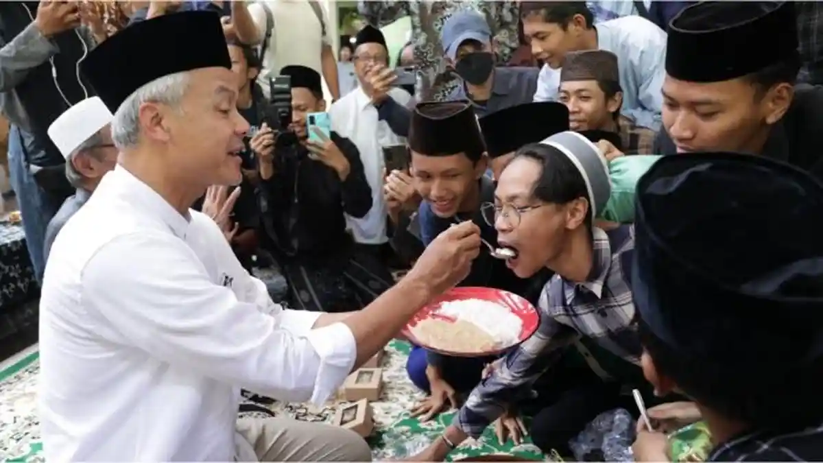 Sowan ke Ponpes An Nur Bantul, Ganjar Disambut Heboh, Lesehan Makan Bubur Bareng Santri